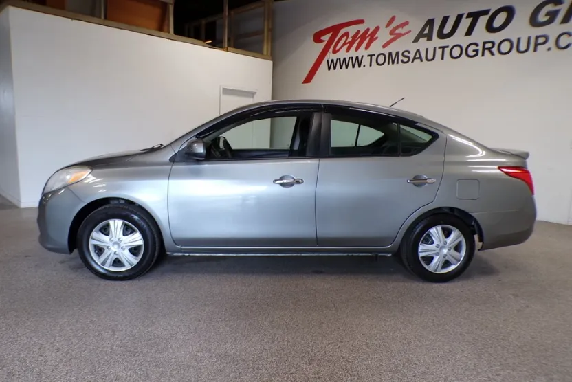 2013 Nissan Versa SV photo 1
