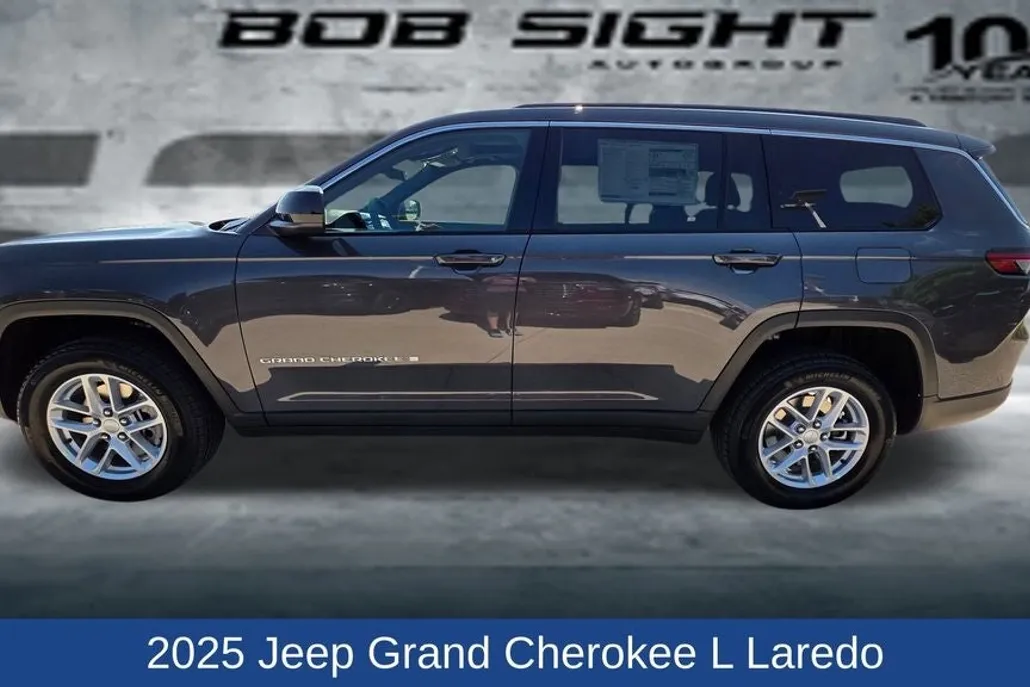 2025 Jeep Grand Cherokee Laredo photo 1