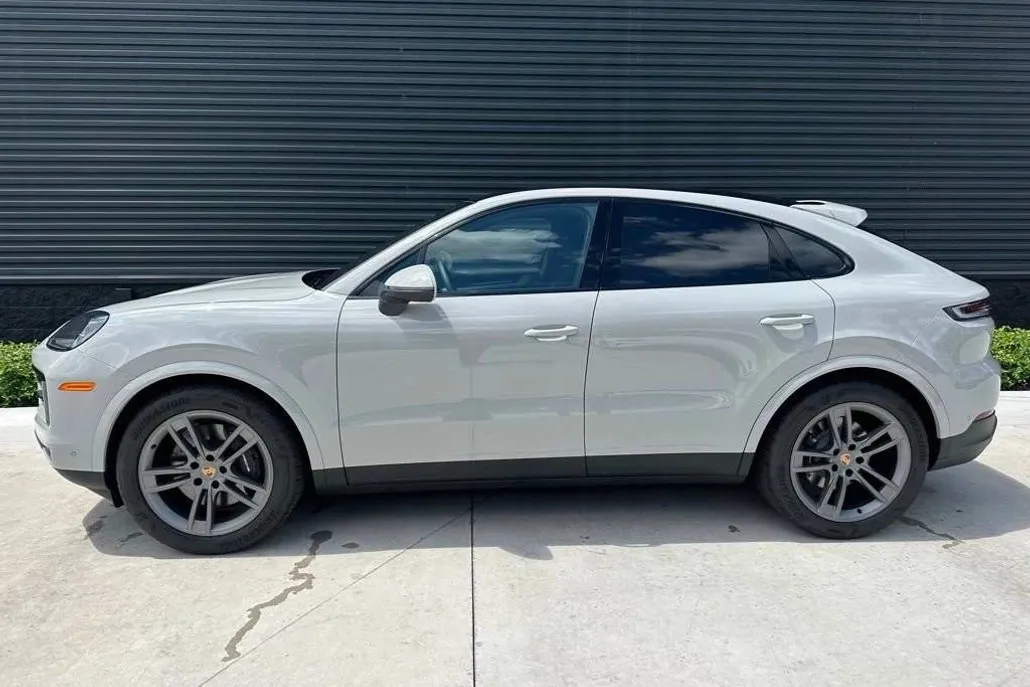 2025 Porsche Cayenne Coupe photo 1