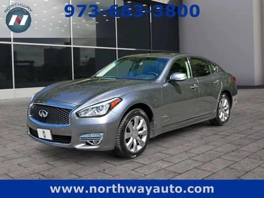 2015 Infiniti Q70 photo 1