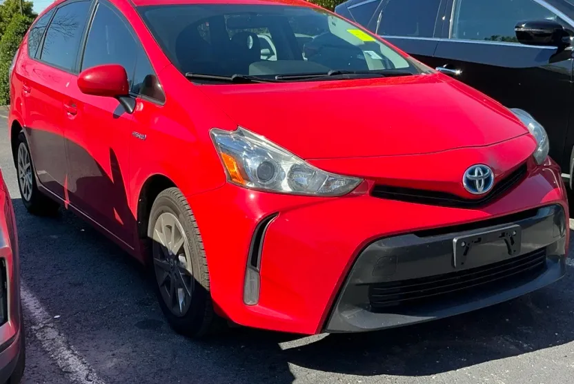 2017 Toyota Prius V photo 1