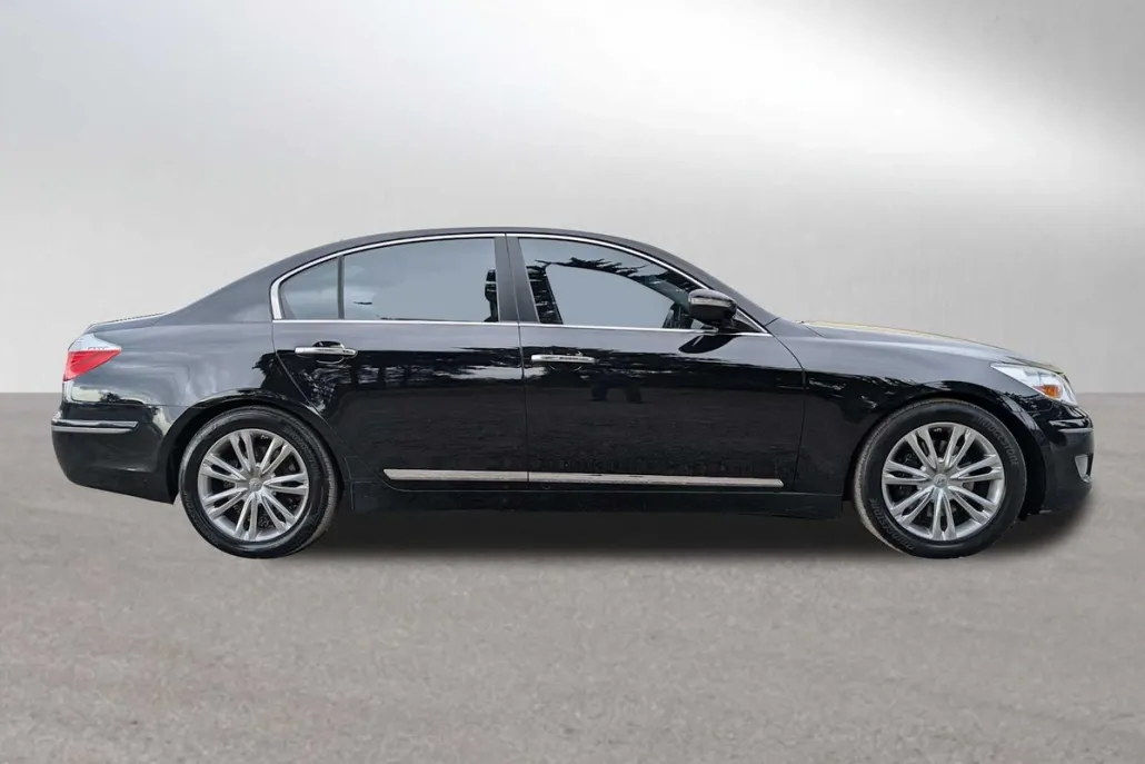 2011 Hyundai Genesis photo 1