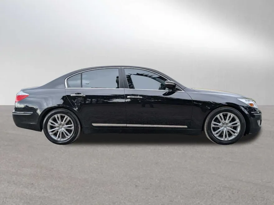 2011 Hyundai Genesis photo 1