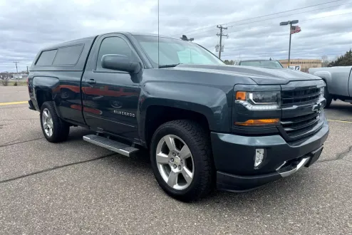 2017 Chevrolet Silverado 1500 LT photo 3