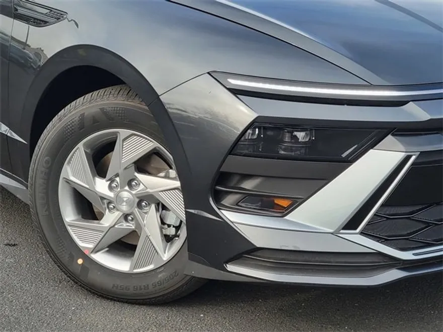 2025 Hyundai Sonata SE photo 1