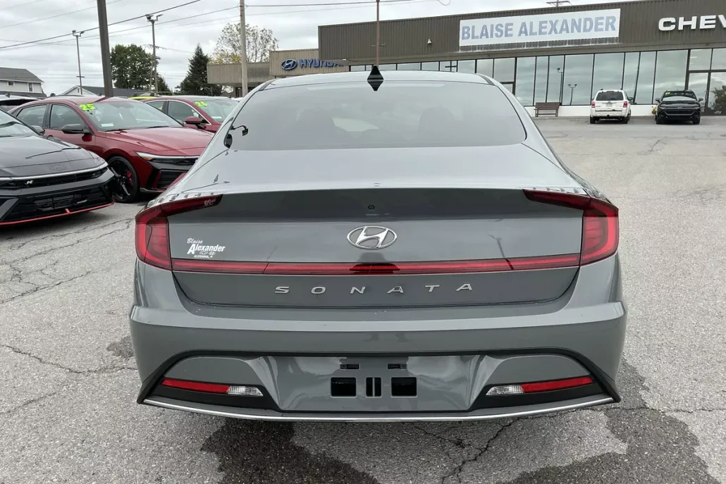 2022 Hyundai Sonata SE photo 1