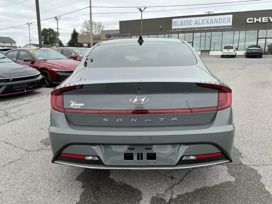 2022 Hyundai Sonata SE photo 1