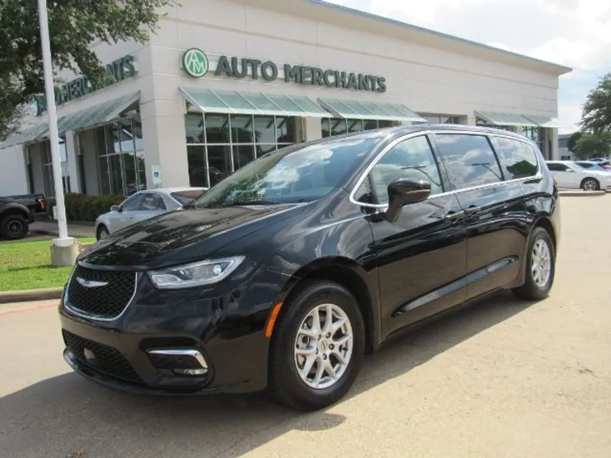 2024 Chrysler Pacifica Touring L photo 1