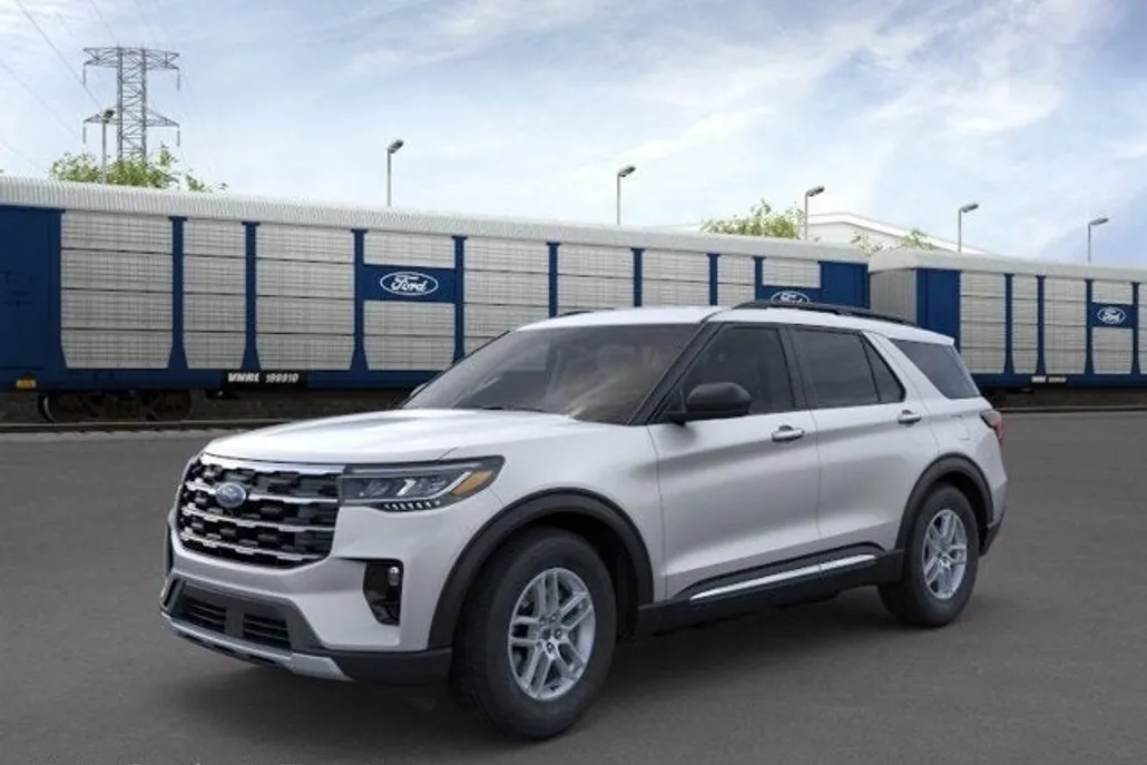 2025 Ford Explorer photo 1