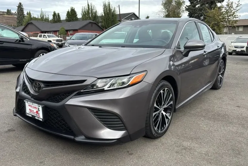 2018 Toyota Camry SE XLE photo 1