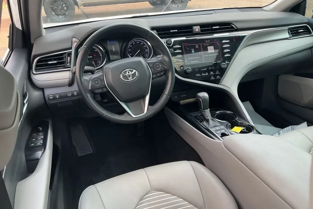 2020 Toyota Camry Hybrid SE photo 1