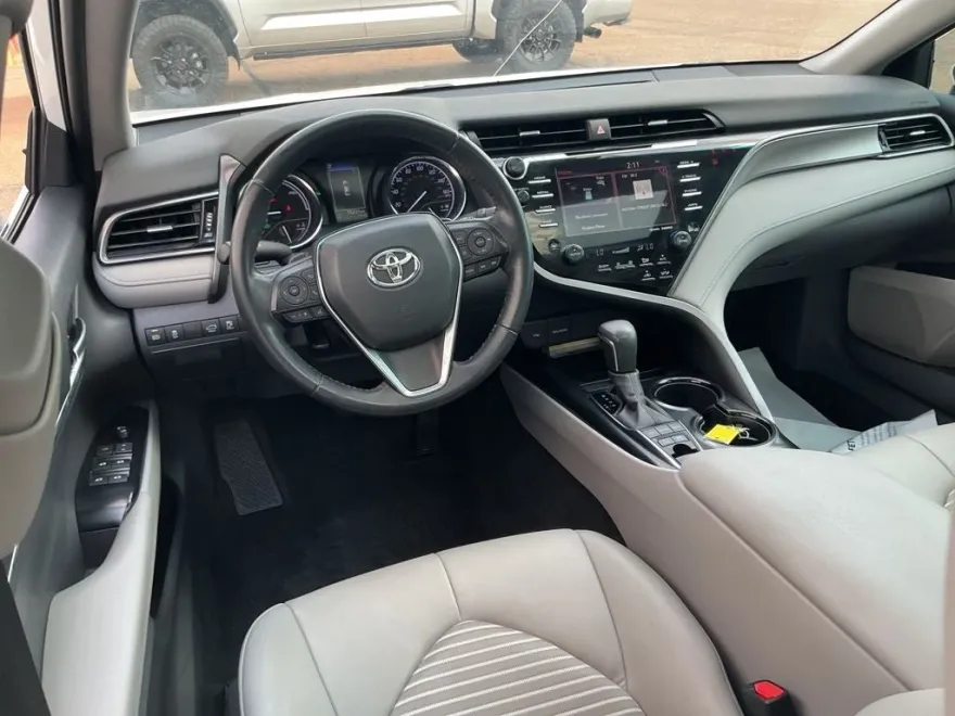 2020 Toyota Camry Hybrid SE photo 1