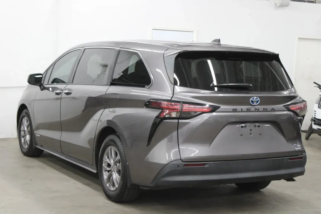 2021 Toyota Sienna XLE photo 1