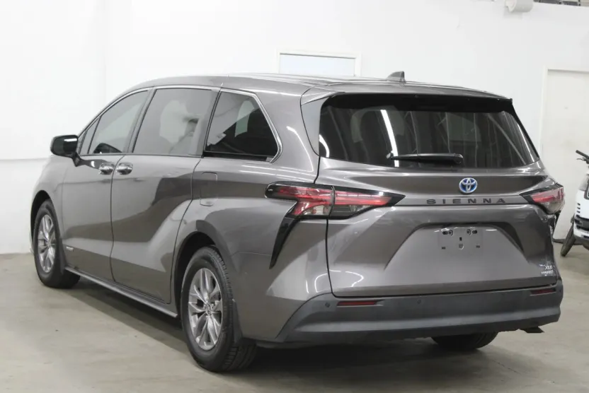 2021 Toyota Sienna XLE photo 1