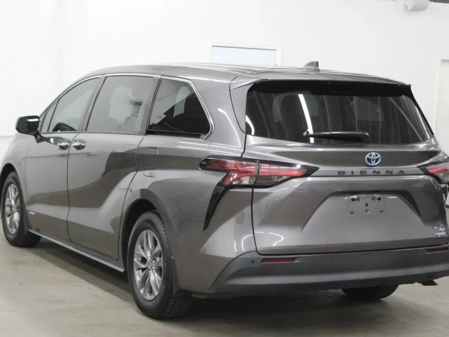 2021 Toyota Sienna XLE photo 1