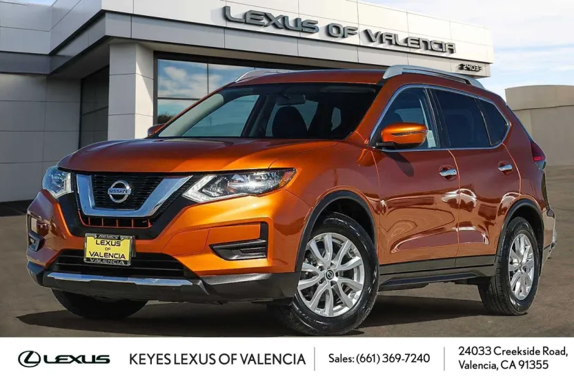 2017 Nissan Rogue SV photo 1