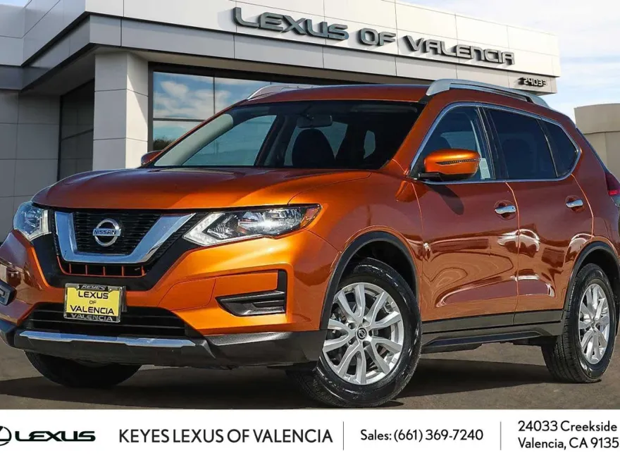 2017 Nissan Rogue SV photo 1