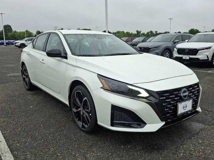 2025 Nissan Altima 2.5 SR photo 1