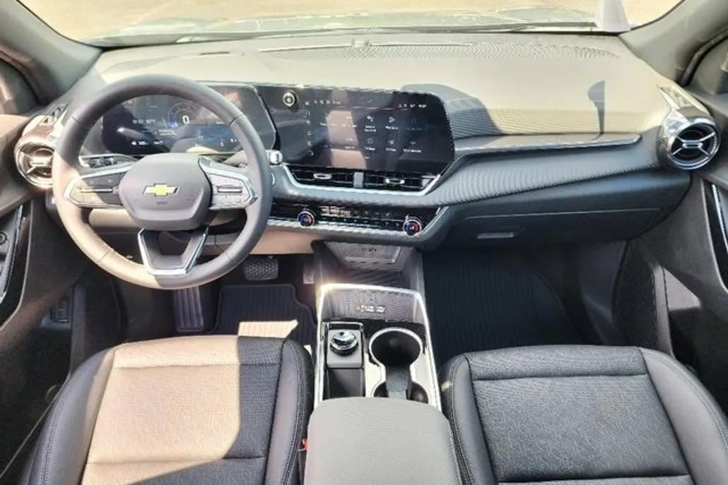 2026 Chevrolet Equinox LT photo 1