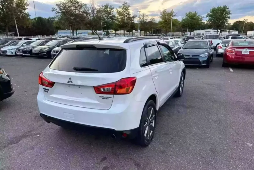 2013 Mitsubishi Outlander Sport LE photo 1