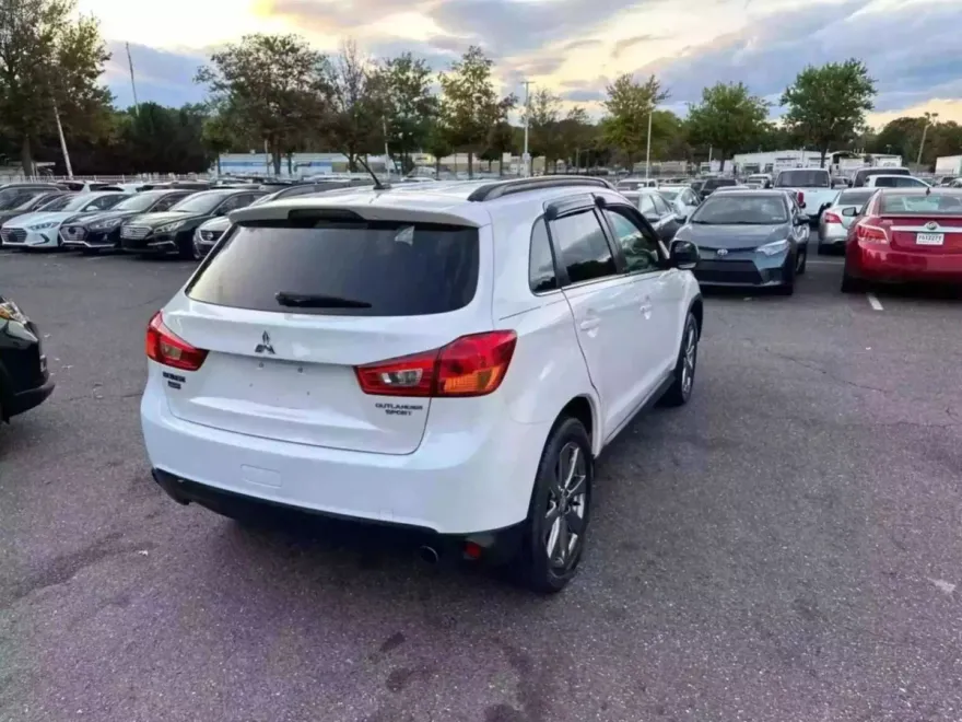 2013 Mitsubishi Outlander Sport LE photo 1