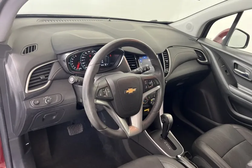 2022 Chevrolet Trax LT photo 1