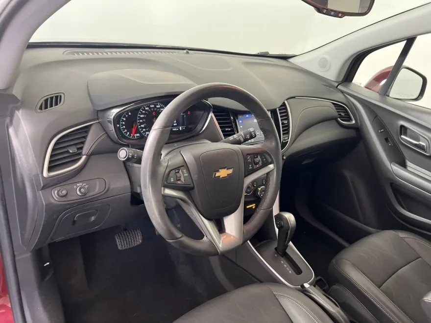 2022 Chevrolet Trax LT photo 1