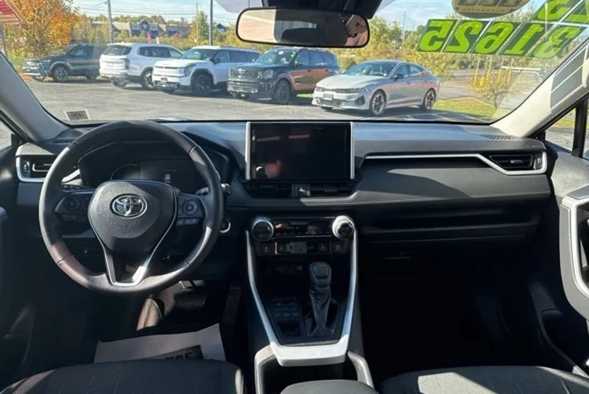 2023 Toyota RAV4 XLE photo 1
