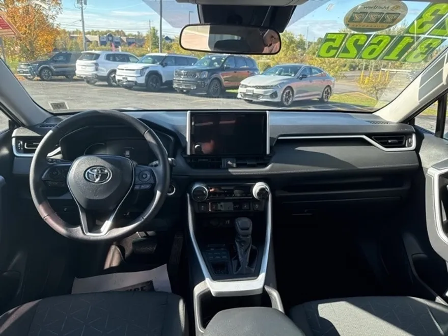 2023 Toyota RAV4 XLE photo 1