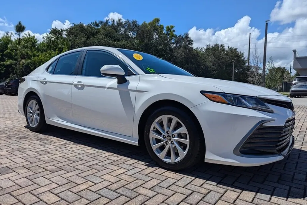 2023 Toyota Camry LE photo 1