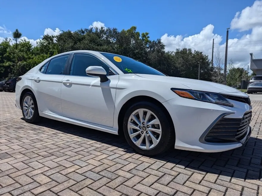 2023 Toyota Camry LE photo 1