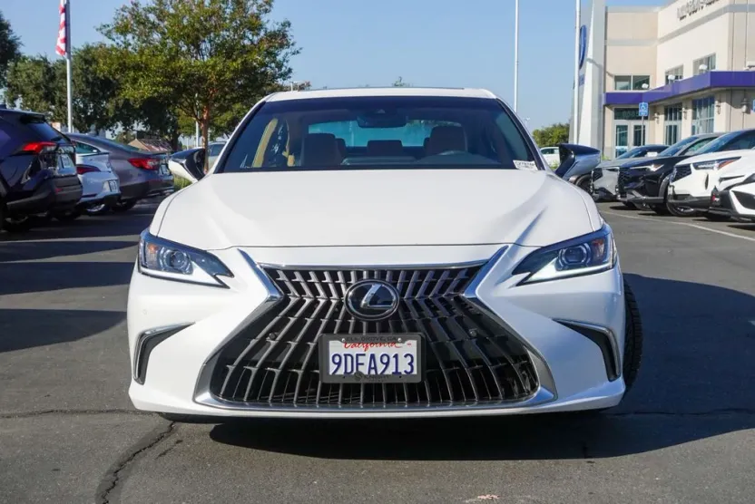 2023 Lexus ES 300h photo 1