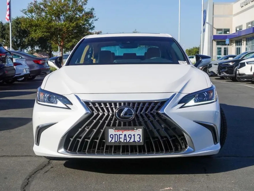 2023 Lexus ES 300h photo 1