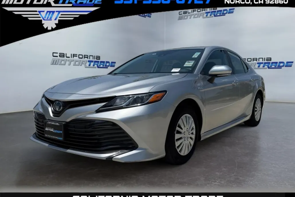 2020 Toyota Camry Hybrid LE photo 1