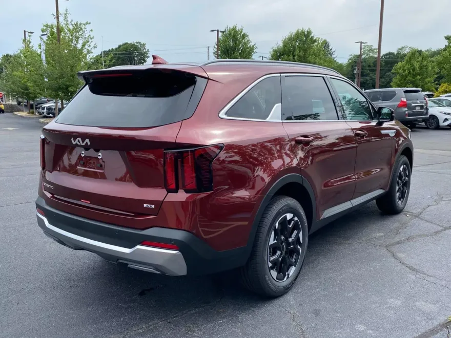 2025 Kia Sorento S photo 1