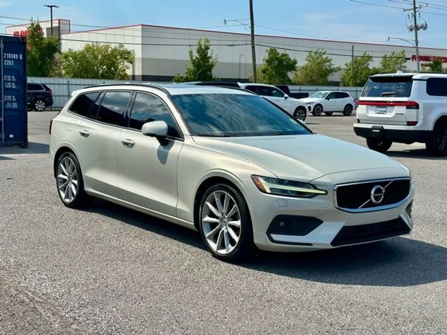 2020 Volvo V60 T5 Momentum photo 1