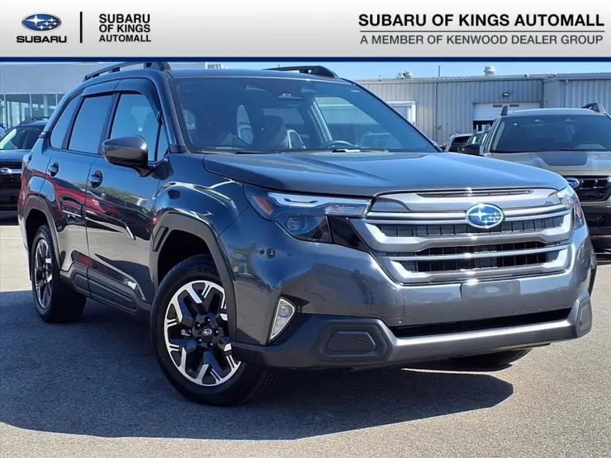 2025 Subaru Forester Premium photo 1