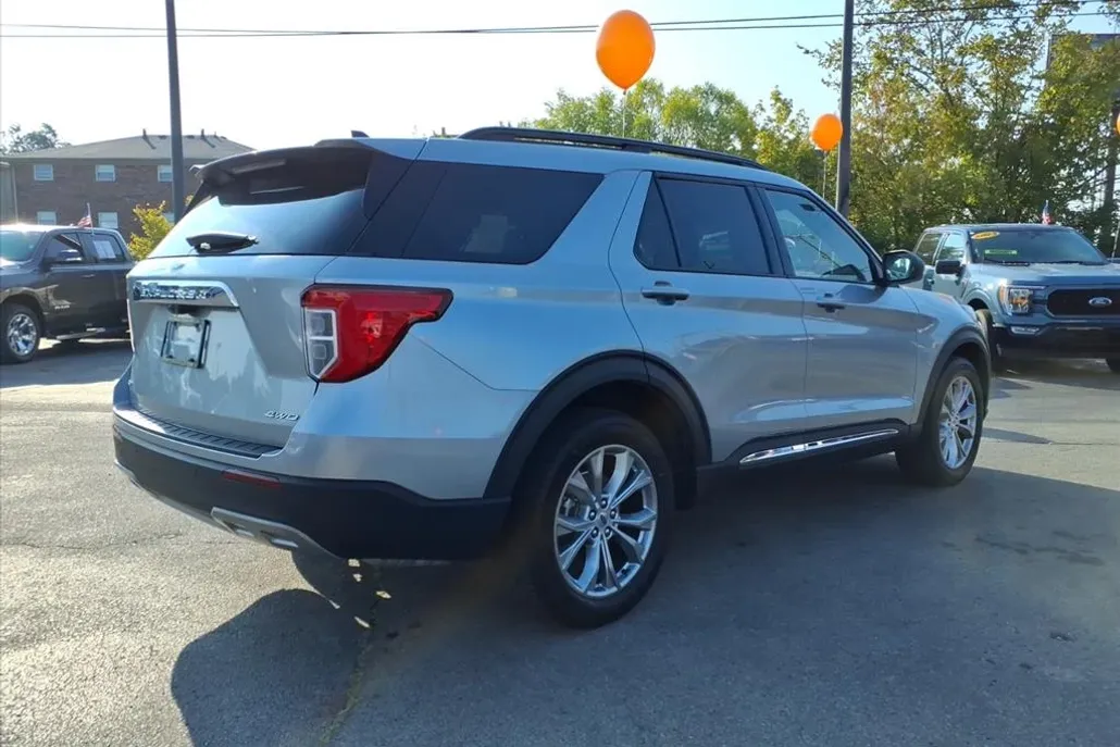 2023 Ford Explorer XLT photo 1