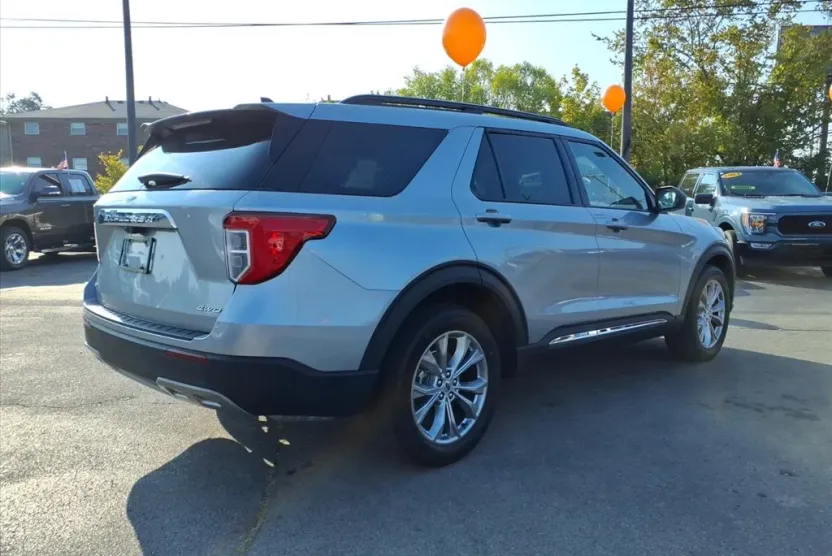 2023 Ford Explorer XLT photo 1
