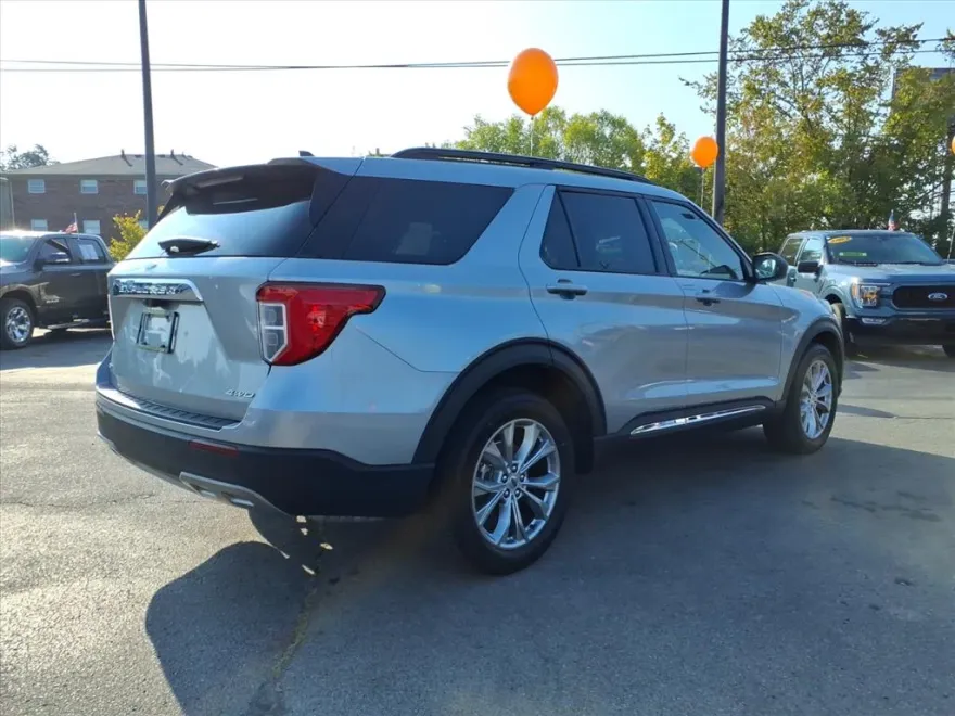 2023 Ford Explorer XLT photo 1
