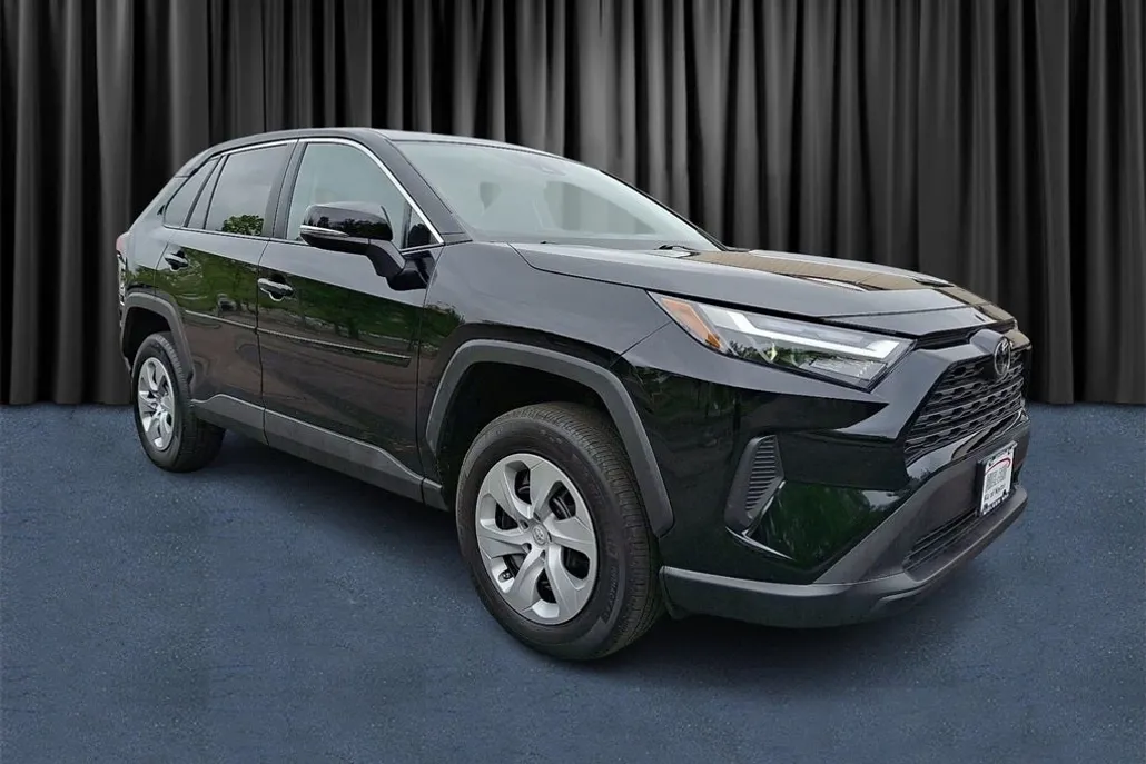 2023 Toyota RAV4 LE photo 1