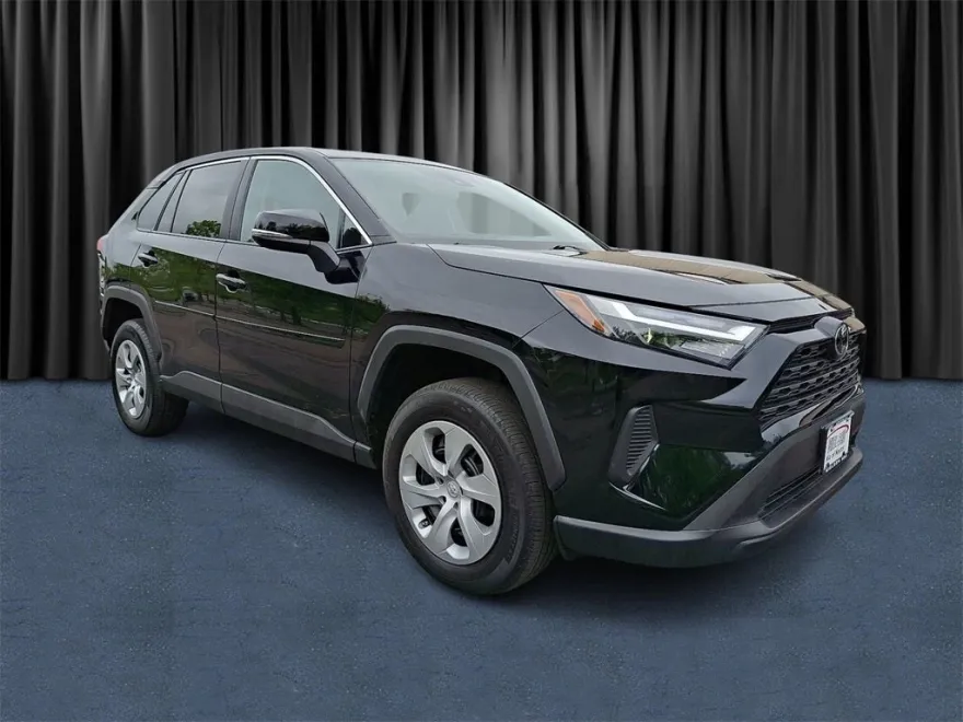 2023 Toyota RAV4 LE photo 1