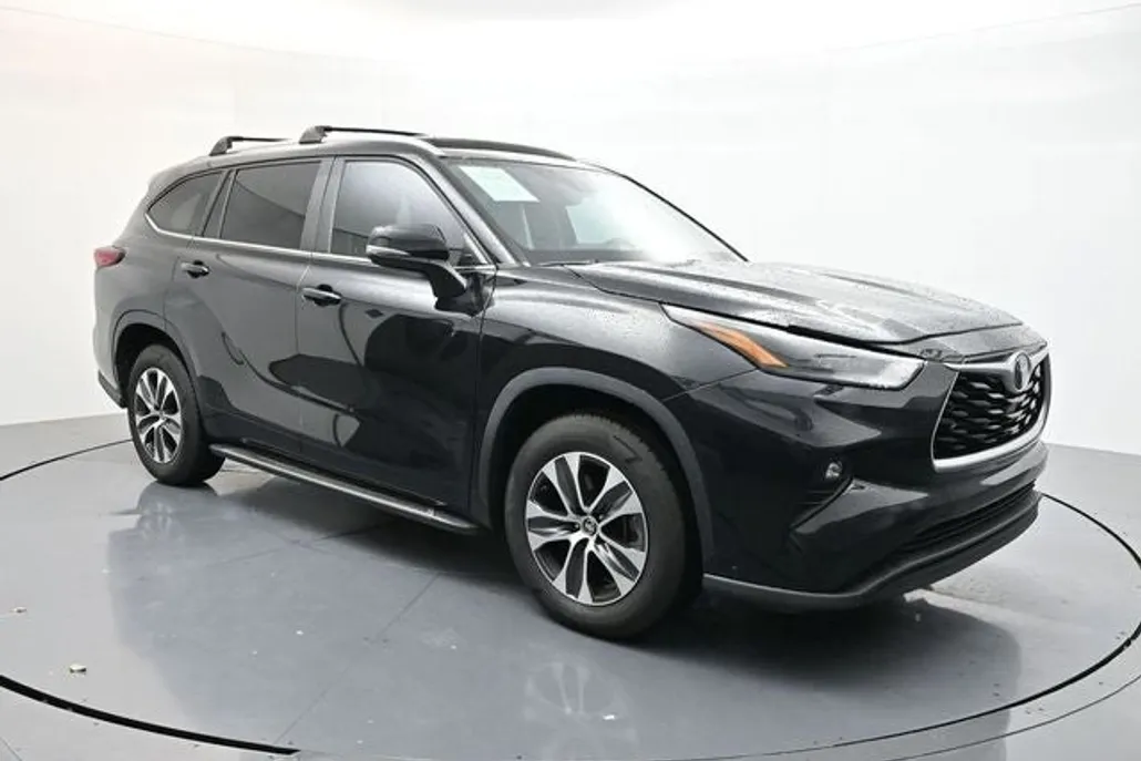 2023 Toyota Highlander XLE photo 1