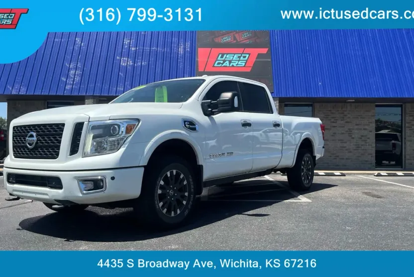 2017 Nissan Titan Crew Cab PRO-4X photo 1