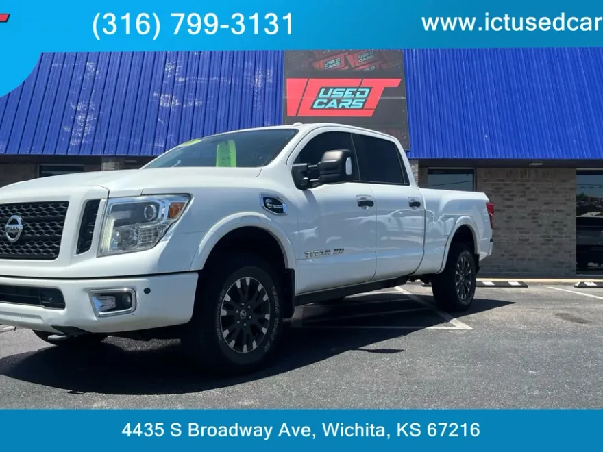 2017 Nissan Titan Crew Cab PRO-4X photo 1