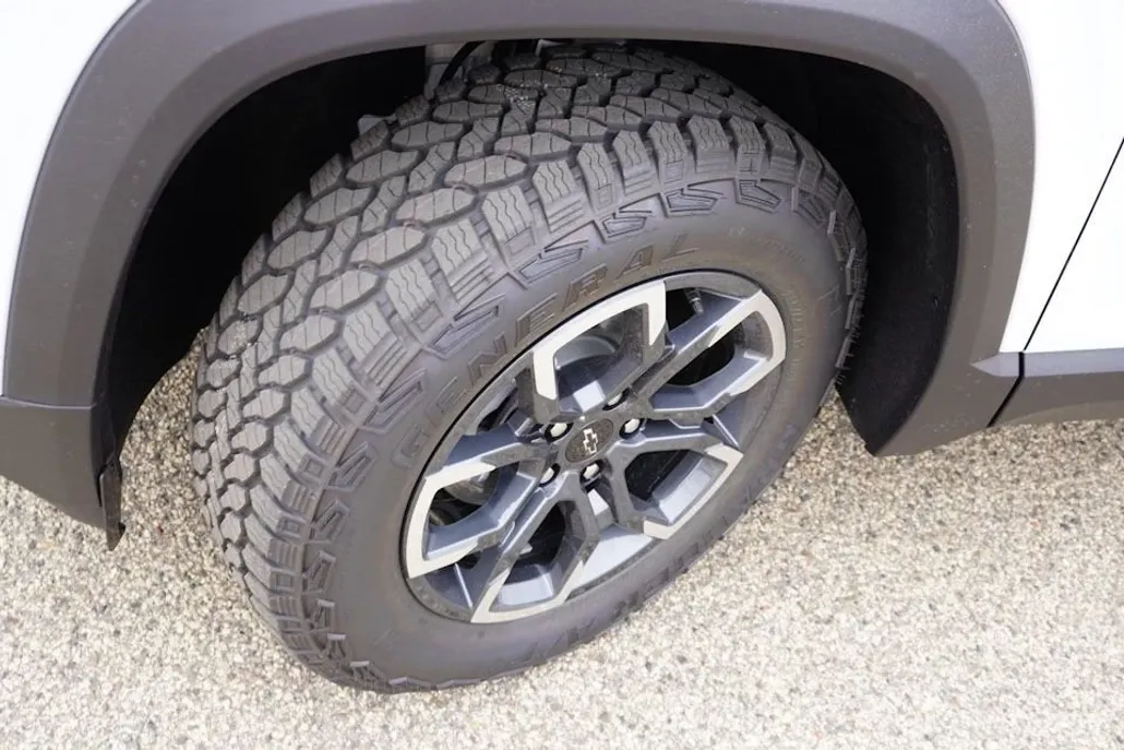 2026 Chevrolet Equinox ACTIV photo 1