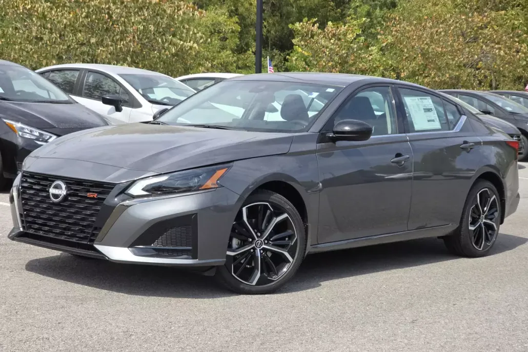 2025 Nissan Altima SR photo 1