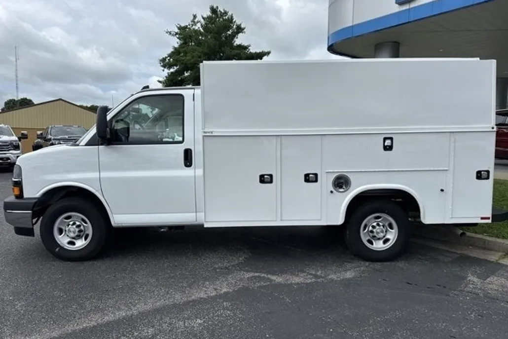 2024 Chevrolet Express Cutaway 3500 photo 1