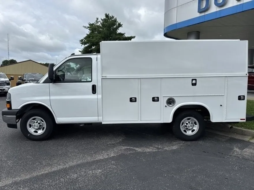 2024 Chevrolet Express Cutaway 3500 photo 1