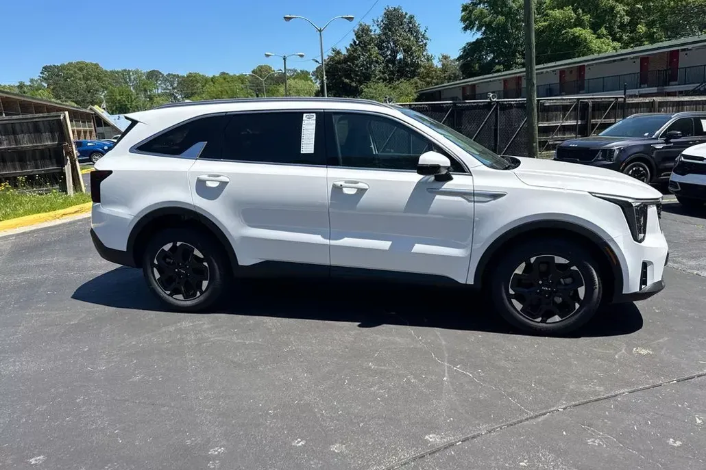 2025 Kia Sorento S photo 1
